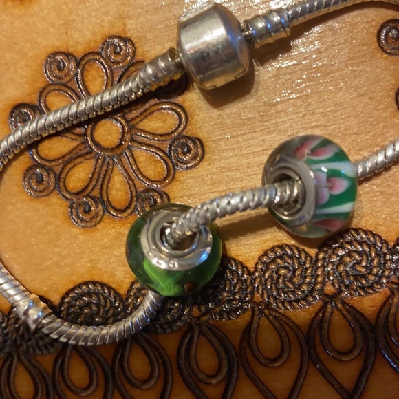 925 Sterling Silver Snake Bracelet with 2 Murano Green Charms - Picture 3 of 9